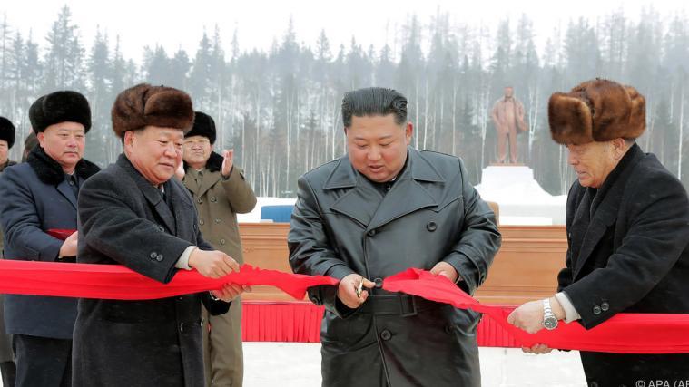 Kim durchschneidet das Eröffnungsband.