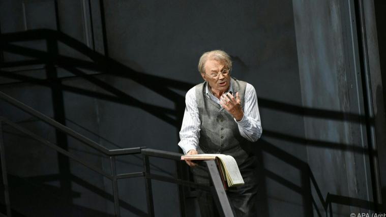 Klaus Maria Brandauer spielt einen Medizinprofessor.