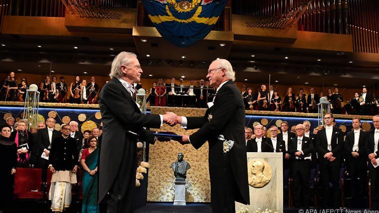 König Carl XVI (r.) überreichte den Nobelpreis an Peter Handke.
