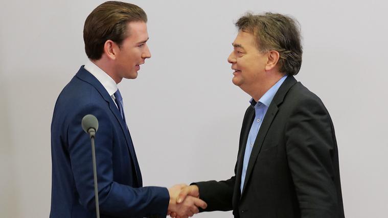 Kogler (rechts) und Kurz geben am Freitag ein Statement ab.