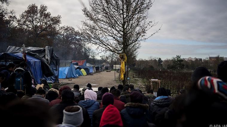 Männer, Frauen und Kinder wurden in feste Unterkünfte gebracht.