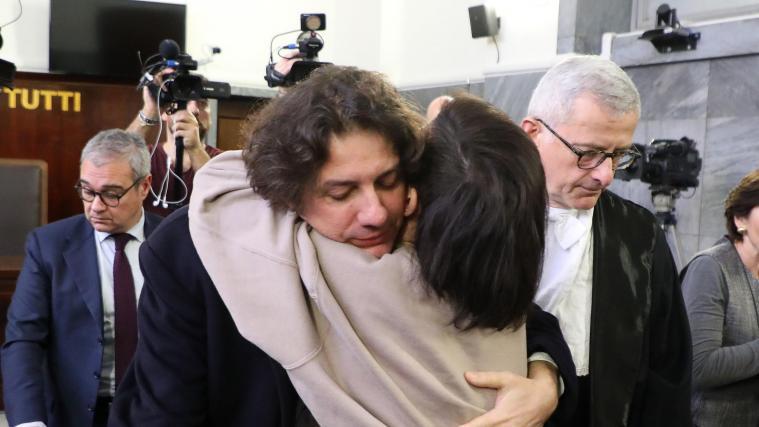 Marco Cappato und Valeria Imbrogno umarmen sich nach der Urteilsverkündung.