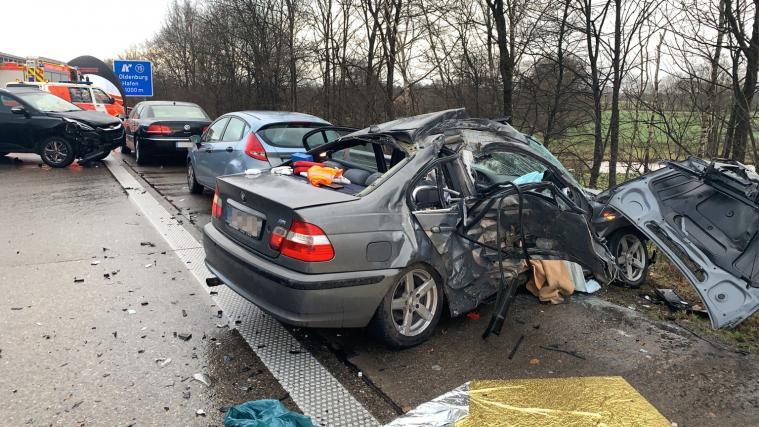 Mehrere zerstörte Autos standen nach einer Massenkarambolage, die durch einen plötzlichen heftigen Hagelschlag ausgelöst wurde, auf der Autobahn 29 bei Oldenburg.
