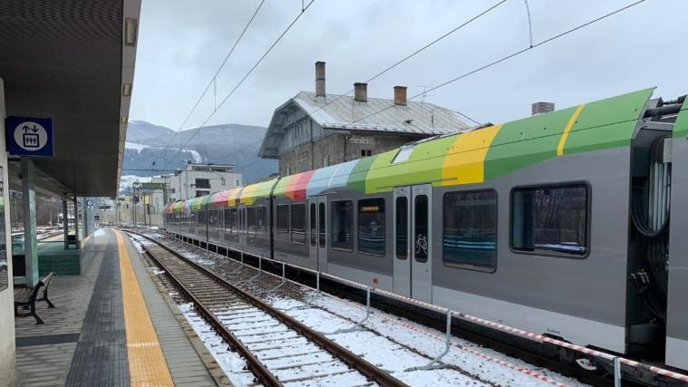 Nach wochenlanger Sperre ist zu Mittag wieder der erste Zug auf der Pustertaler Bahnlinie gefahren.
