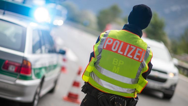 Nachdem die Polizisten mit einem Messer bedroht wurden, haben sie auf den Angreifer geschossen.
