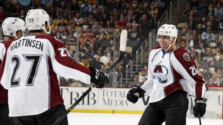 Patrick Wiercioch (rechts) jubelt über einen Torerfolg im Dress von NHL-Club Colorado Avalanche. Künftig spielt er für Bozen.