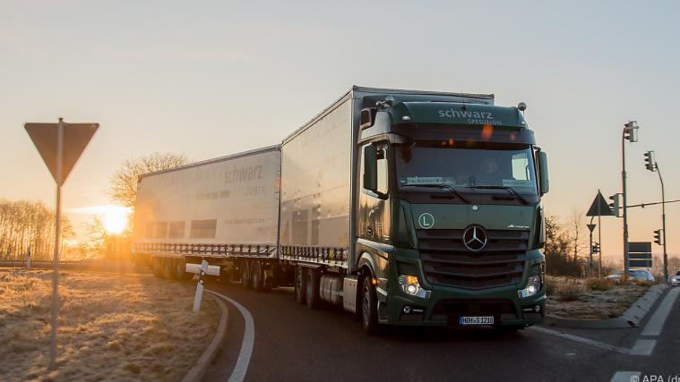Sollten Euro-6-Lkw von den Fahrverboten nicht ausgenommen werden, bleibe Italien und Deutschland nichts anderes übrig, als ein Verfahren gegen Österreich beim Europäischen Gerichtshof in die Wege zu leiten.