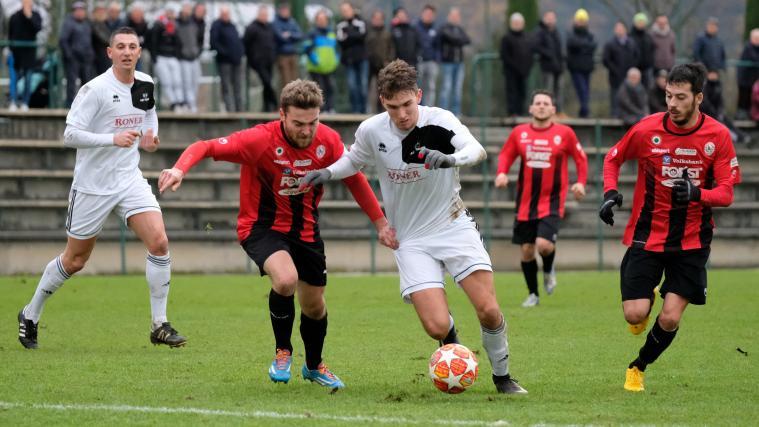 St. Georgens Lukas Aichner (links) im Zweikampf mit Tramins Simon Baldo – ein Duell, das es auch am Samstag geben wird.