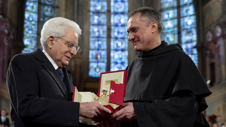 Staatspräsident Mattarella (l.) nimmt von Frater Mauro Gambetti die Lampe des Friedens in Empfang.