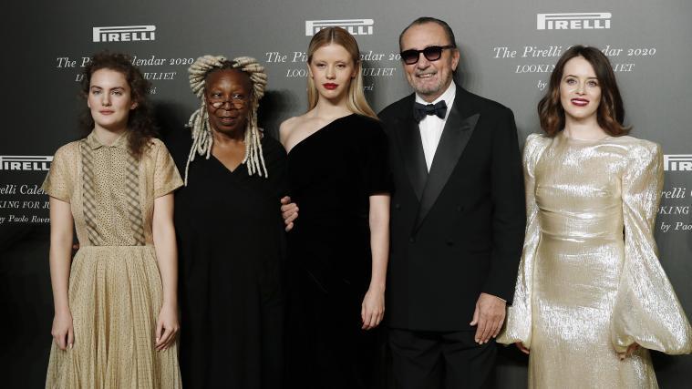 Stella Roversi, Whoopi Goldberg, Mia Goth, Fotograf Paolo Roversi und „The Crown“-Schauspielerin Claire Foy bei der Vorstellung des Pirelli-Kalenders in Verona.