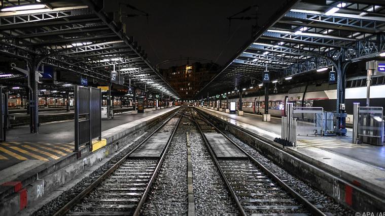 Streikende Mitarbeiter bescheren dem französischen Bahnkonzern SNCF eine Umsatzeinbuße von bisher rund 400 Millionen Euro.