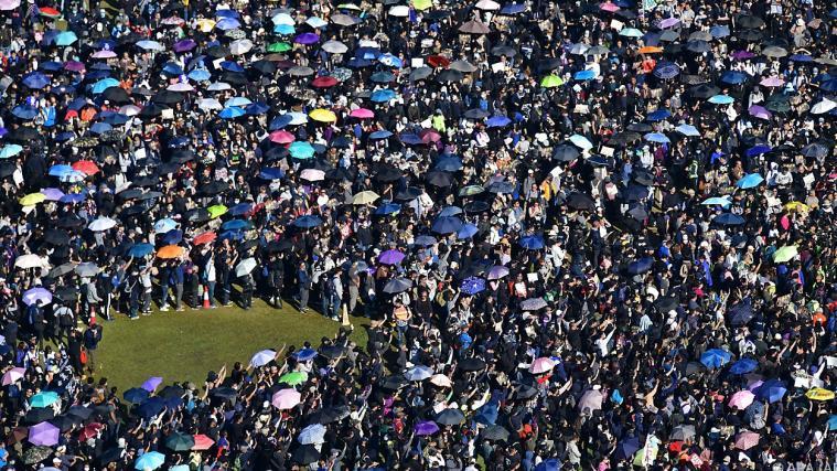 Tausende Menschen versammelten sich im Victoria Park.