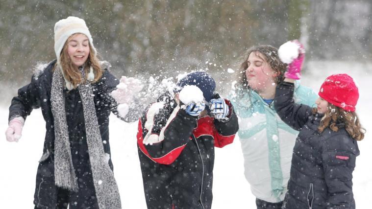 Um Schneeballschlachten dreht es sich derzeit in einer Stadt in den USA.