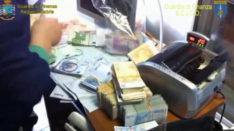 Unter anderem gingen die Beamten wegen Geldwäsche vor.