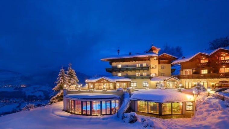 Verbringen Sie Ihren Urlaub beispielsweise in einem Wellness-Hideaway im bergigen Salzburger Land.