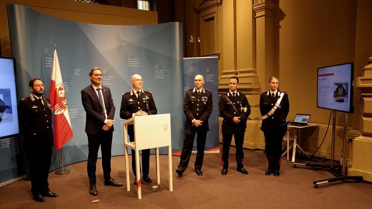v.l. Domenico Chiaravalloti (Fahndungseinheit), LH Kompatscher, General Ugo Cantoni, Oberst Cristiano Carenza, Joel Sesto und Sylvia Larcher.