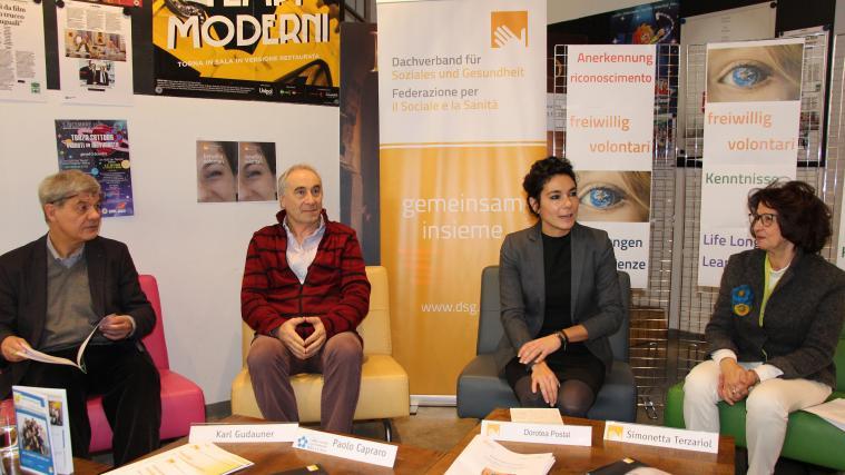 (v.l.): Karl Gudauner (Jurist und Publizist), Paolo Capraro (Zentrum für das Ehrenamt Belluno), Dorotea Postal (Vizepräsidentin Dachverband für Soziales und Gesundheit, Simonetta Terzariol (Dienststelle für Freiwilligenarbeit)