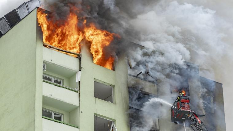Von Drehleitern aus versuchten die Feuerwehren die Flammen zu löschen.