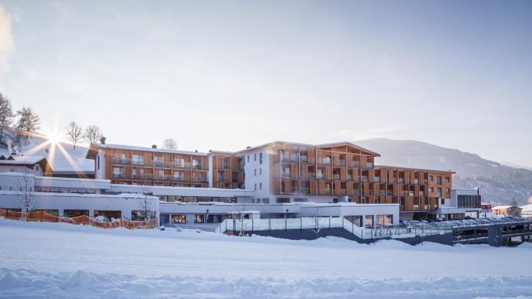 Wenn die Wintersonne hinter den schneebedeckten Gipfeln der Gebirgslinie der Kitzbüheler Alpen aufgeht und das Licht sich in der majestätischen Winderlandschaft spiegelt, werden motivierte und adrenalinbegeisterte Wintersportler vom Ruf der Natur geweckt und auf das Pistenparadies in den Kitzbüheler Alpen gelockt.