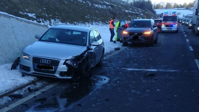 3 Fahrzeuge waren in den Unfall involviert.