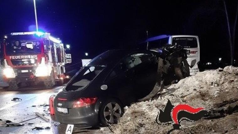 Am Montag stieg die Anzahl der Todesopfer des schrecklichen Unfalls in Luttach auf 7. Im Bild: Der Audi TT, mit dem der 27-jährige Unfalllenker die Gruppe junger Deutscher in der Nacht auf Sonntag voll erfasste.