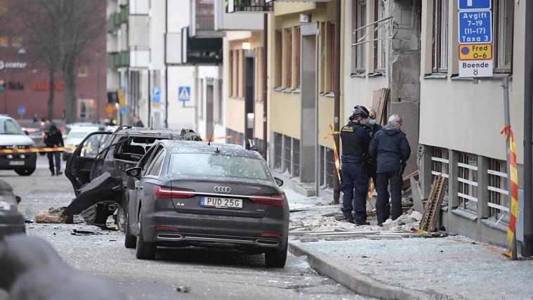Auch einige Fahrzeuge wurden teils stark beschädigt.
