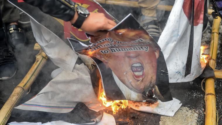 Bei Protesten wurden Bilder von Trump getreten und verbrannt.