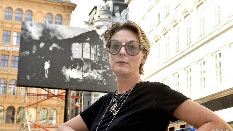 Bonvicini hinterfrage die Verhältnisse von Geschlechterrollen, Macht sowie Kontrolle und lege diese offen.