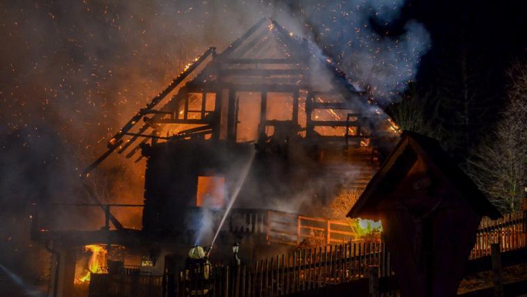 Das Holzhaus in Hirschegg-Pack in der Steiermark war in der Nacht auf Dienstag aus zunächst unbekannter Ursache in Brand geraten.