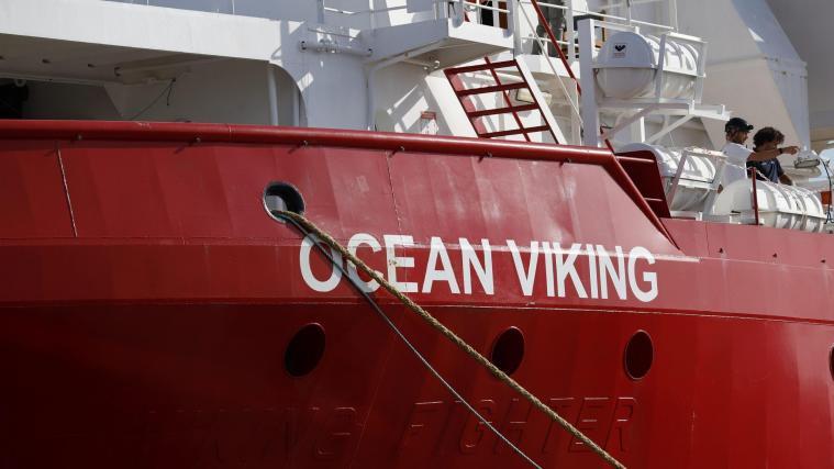 Das Rettungsschiff „Ocean Viking“ darf mit 39 Migranten an Bord in Italien anlegen.