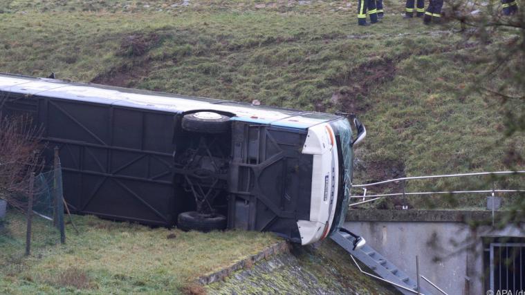 Der Schulbus in Thüringen rutschte in Graben.