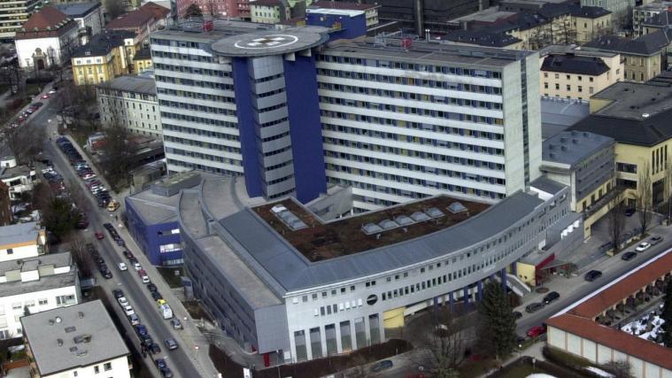 Der verunglückte Skifahrer wurde in kritischem Zustand in die Innsbrucker Uniklinik geflogen.