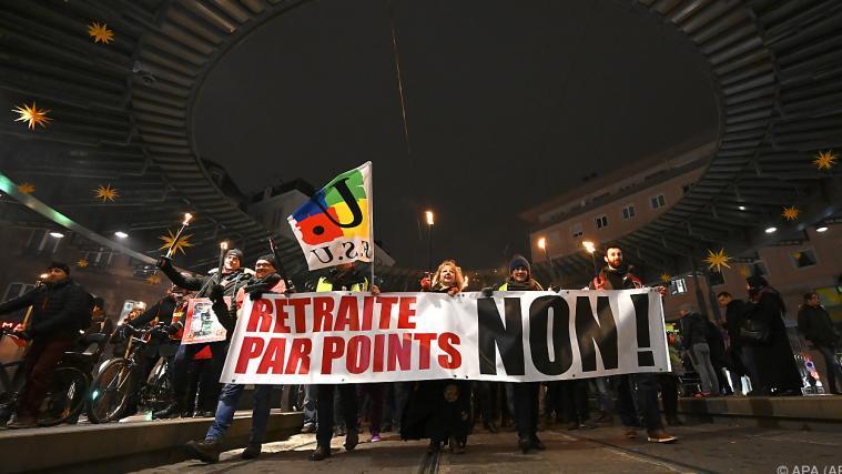 Die Demonstranten in Frankreich sind gegen Emmanuel Macrons Pläne.