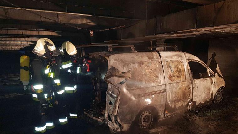 Die Einsatzkräfte der FFW Brixen wurden am Sonntagmorgen alarmiert: Ein Fahrzeug im Brixner Parkhaus hatte Feuer gefangen.