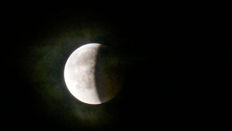 Die Finsternis beginnt am 10. Jänner um 18.06 Uhr und endet um 22.14 Uhr, wobei Beginn und Ende aber grundsätzlich nicht beobachtbar sind.