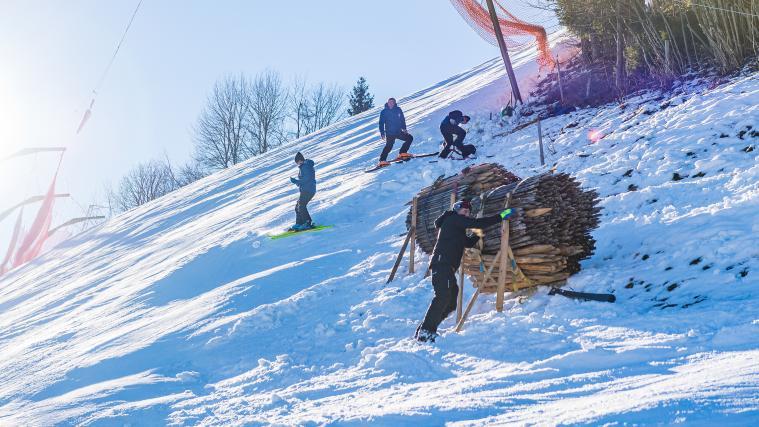 Die Pistenarbeiten laufen in Kitzbühel auf Hochtouren.