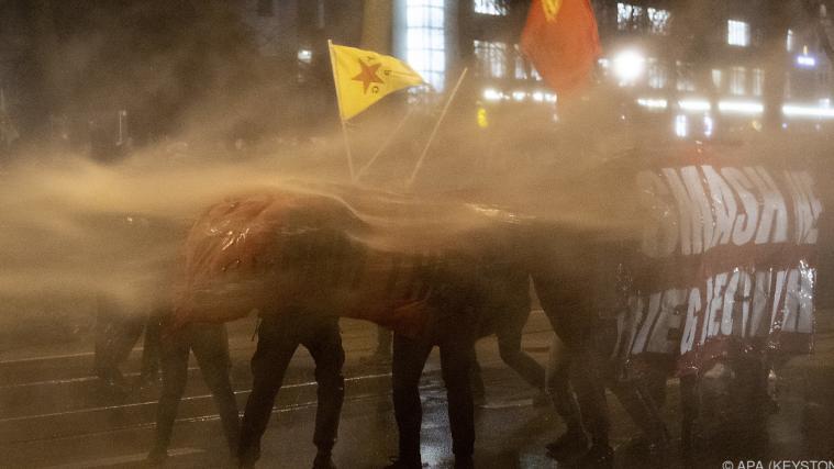 Die Polizei ging mit Wasserwerfern gegen die Demonstranten vor.