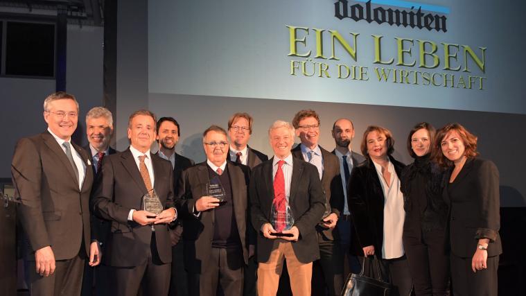 Die prämierten Unternehmer mit den Jury-Mitgliedern der „Dolomiten“-Redaktion