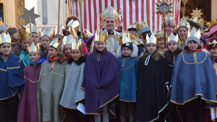 Diözesanbischof Ivo Muser freute sich über die rund 600 Sternsinger beim Treffen in Brixen.