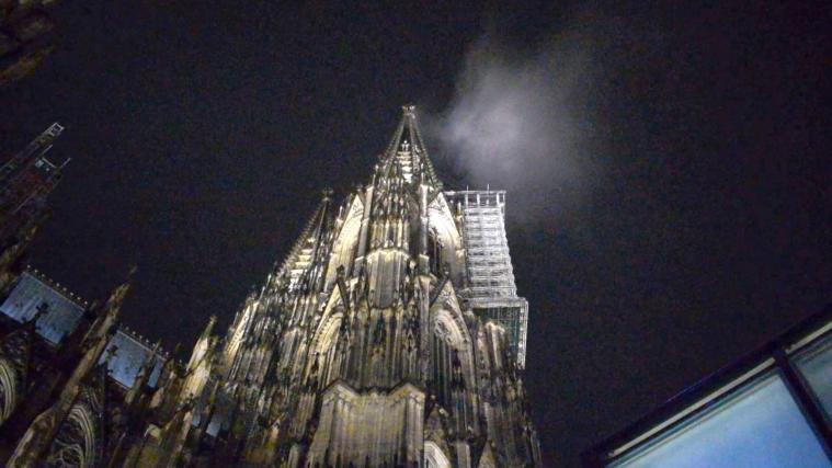 Eine ungünstig platzierte Wolke löste einen einstündigen Einsatz am Kölner Dom aus.
