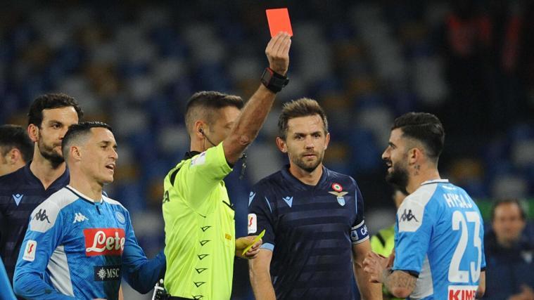 Einer der Aufreger: Der Platzverweis gegen Napoli-Verteidiger Hysaj.