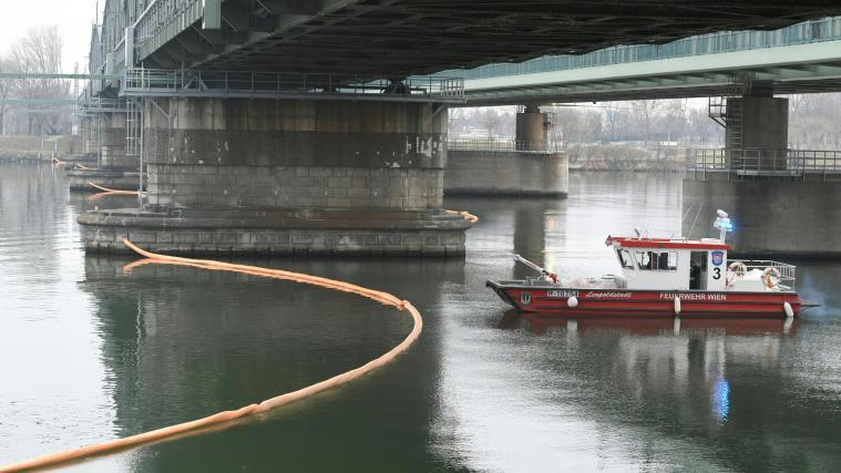 Es sind Taucher und Boote im Einsatz.