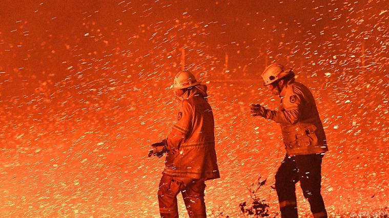 Feuerwehrleute in Australien kämpfen seit Oktober gegen Flammen.