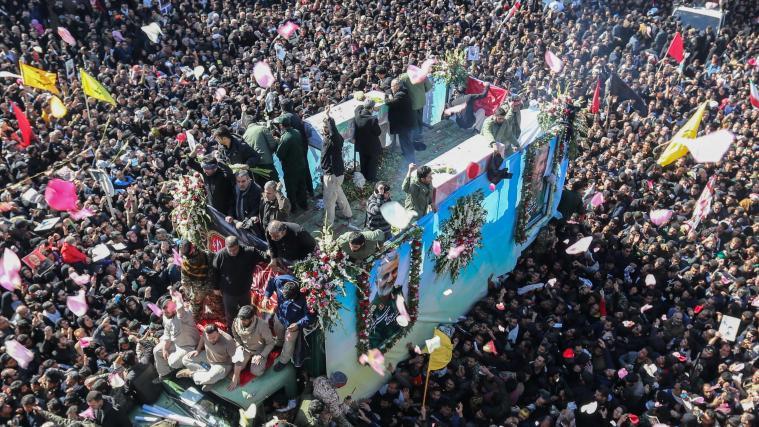 Hunderttausende Iraner versammelten sich am Dienstag vor der Beisetzung des Generals zu einer Trauerfeier in dessen Heimatstadt Kerman.
