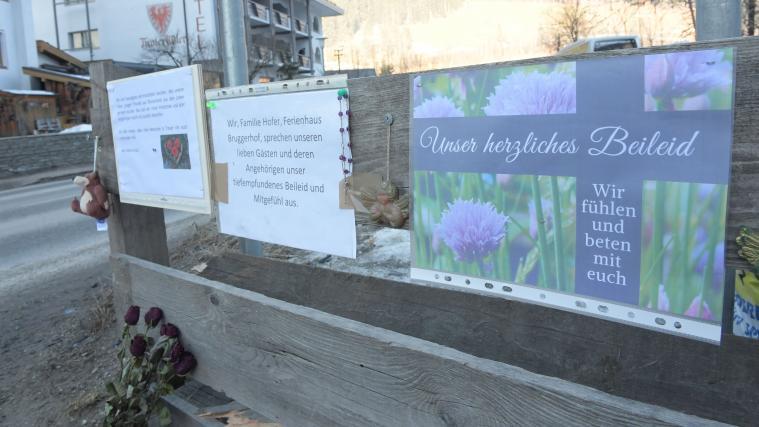 Immer mehr Menschen kommen an den Unglücksort um ihre Anteilnahme durch Blumen und Kerzen auszudrücken.