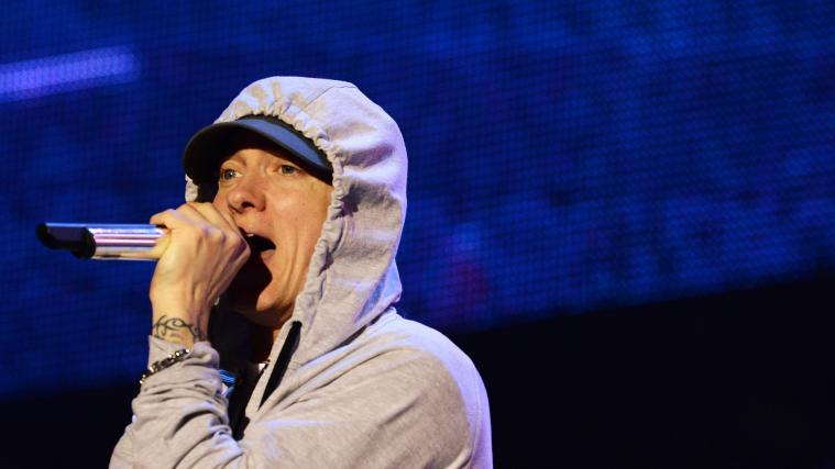 In den sozialen Netzwerken wird der Rapper kritisiert, aber auch verteidigt.