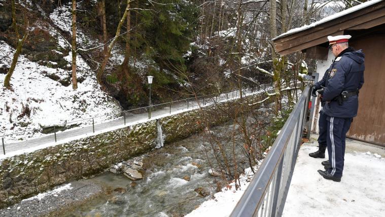 In Kirchberg in Nordtirol (Bezirk Kitzbühel) ist am Samstag ein lebloser Körper im Bachbett entdeckt worden.