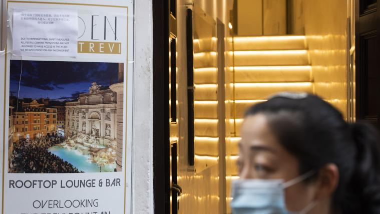 In Rom ging derweil die Angst vor Ansteckungen um. An einer Bar in der Nähe des Trevi-Brunnens hing ein Schild, das Chinesen aufforderte draußen zu bleiben.