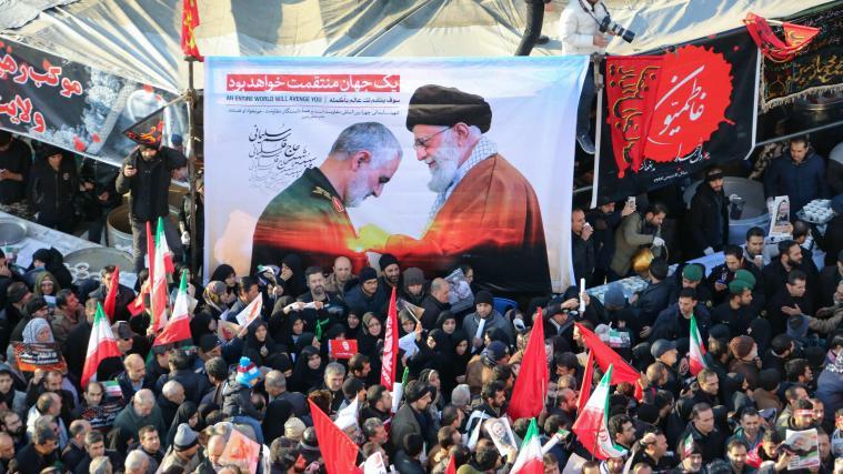 Iranischen Staatsmedien zufolge ging die Zahl der Trauernden in die Millionen. Das erinnert an das Begräbnis von Ayatollah Ruhollah Khomeini im Jahr 1989.