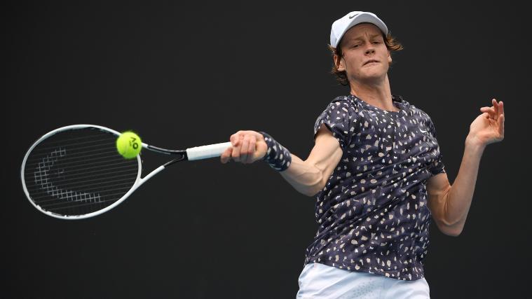 Jannik Sinner hat seinen ersten Sieg bei einem Grand-Slam-Turnier gefeiert.
